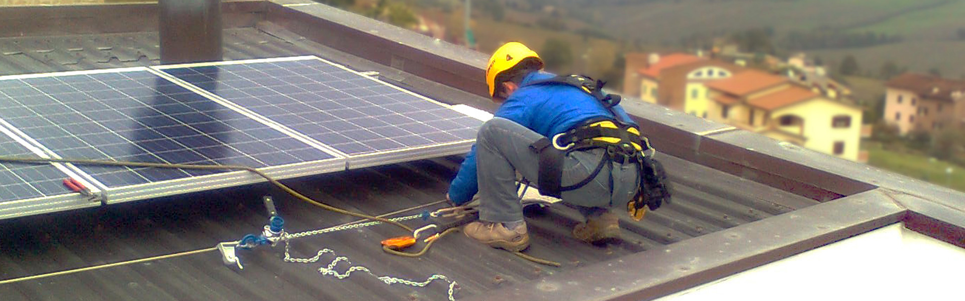 Operatore intento nella manutenzione di un impianto fotovoltaico posizionato su tetto